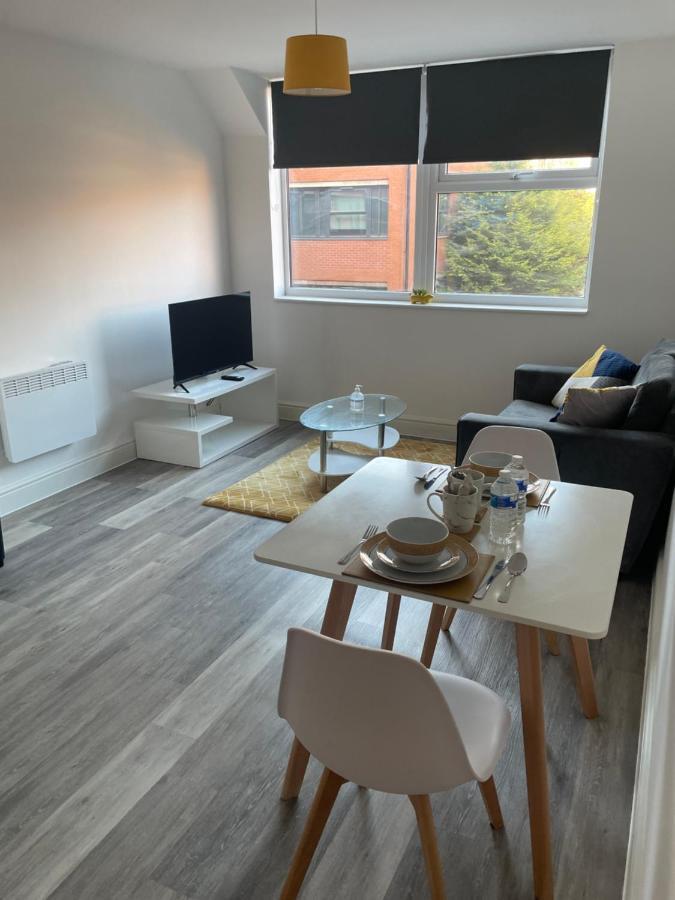 #0202 One Bedroom Serviced Apartment-Free Parking Derby Bagian luar foto