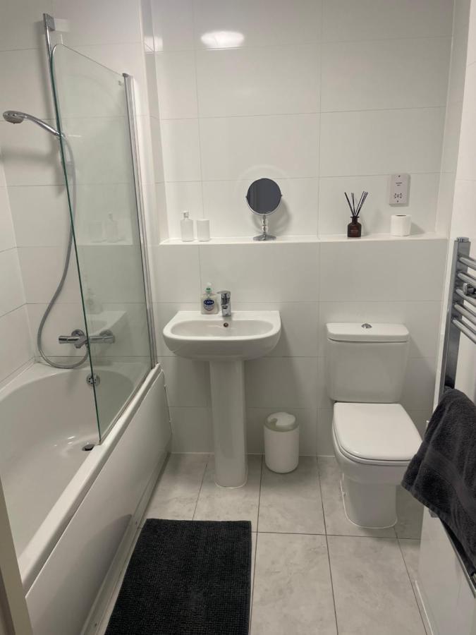 #0202 One Bedroom Serviced Apartment-Free Parking Derby Bagian luar foto
